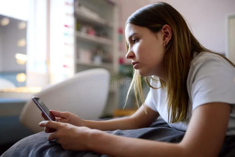 When the Group Chat Goes Silent: Surviving the Friend Group Breakup No One Warned You About